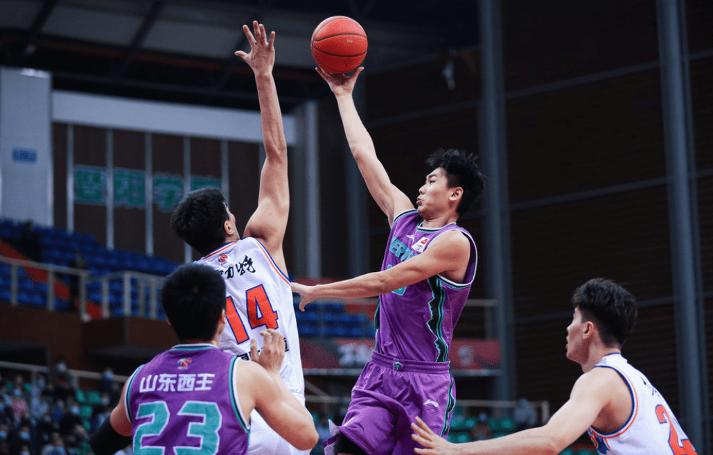 新疆广汇训练开放日，关键时刻状态回暖引欢呼，足总杯在即，资深球员宣示担当的简单介绍